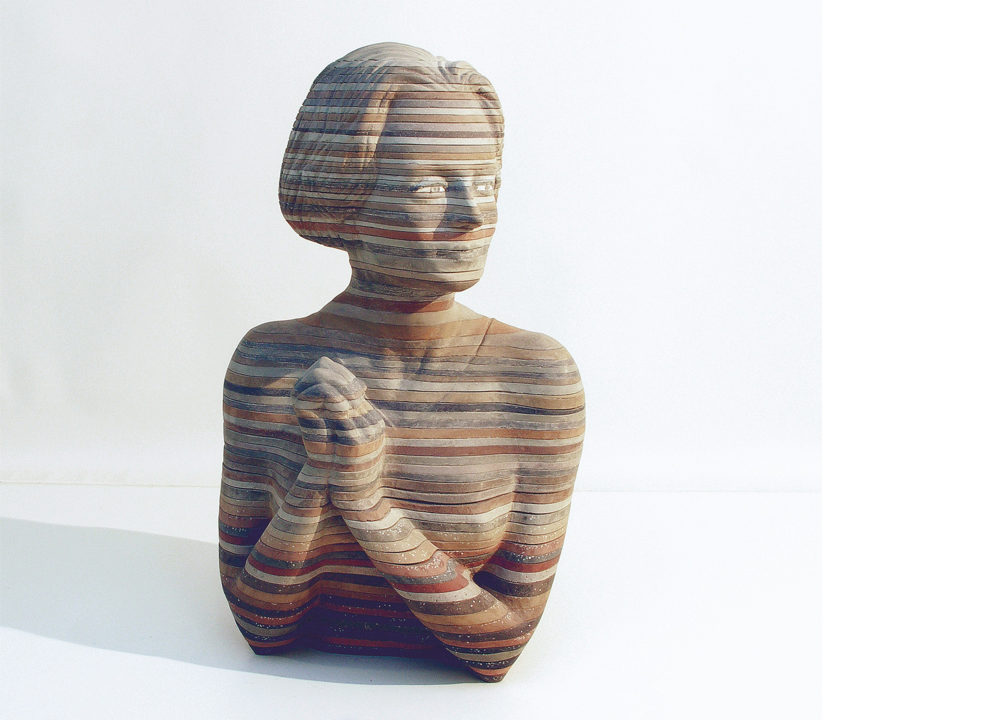 Erhard Mika, Hürth-Efferen, Skulpturen, Schichtenlagen des Daseins, 2019, Steingranulat-Schichtguss, Höhe 67 cm