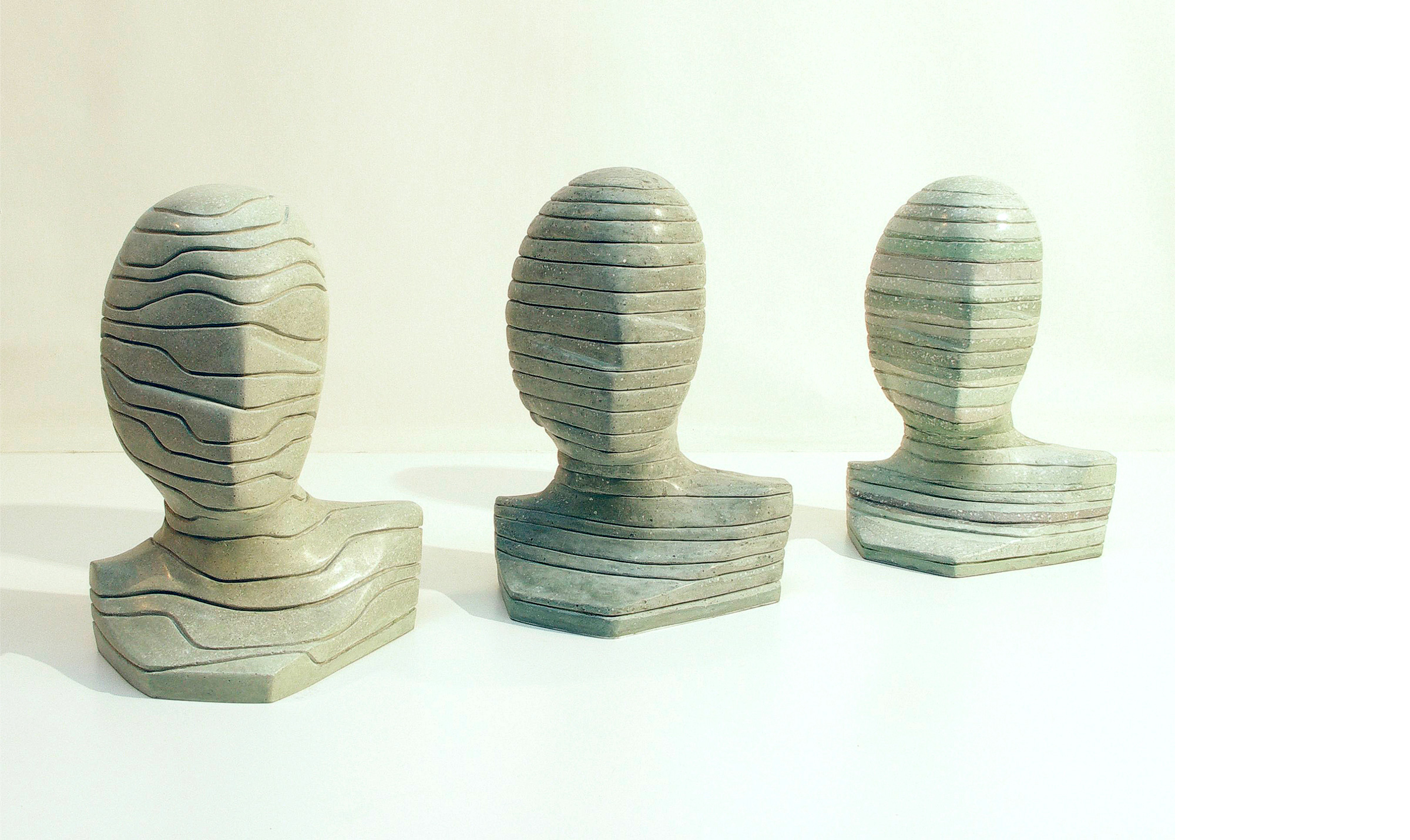 Erhard Mika, Hürth-Efferen, Skulpturen, Morophogenese der Kybernetik, 3-tlg., Steingranulat-Schichtguss, Höhe 38 cm